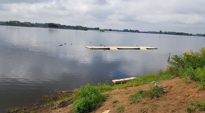 Rode vlag door hoge waterstand